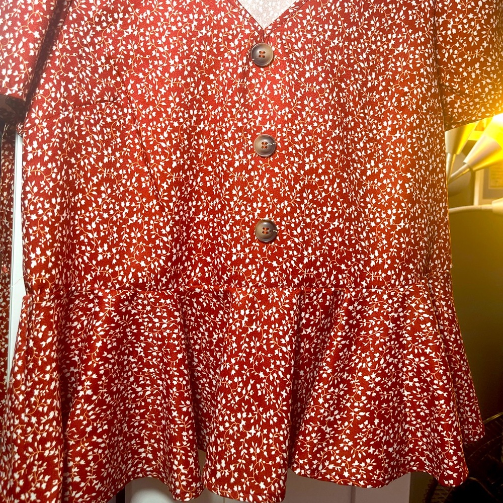 Super cute and brand new blouse. Size XS Can fits a medium.